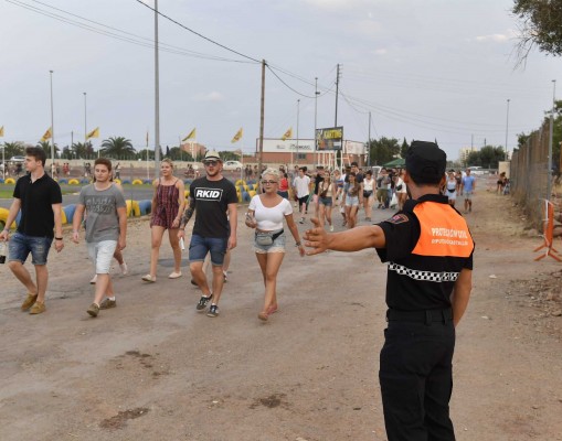 Miles de jóvenes llenan Benicàssim y sus playas a la espera de que el FIB'18 comience a sonar
