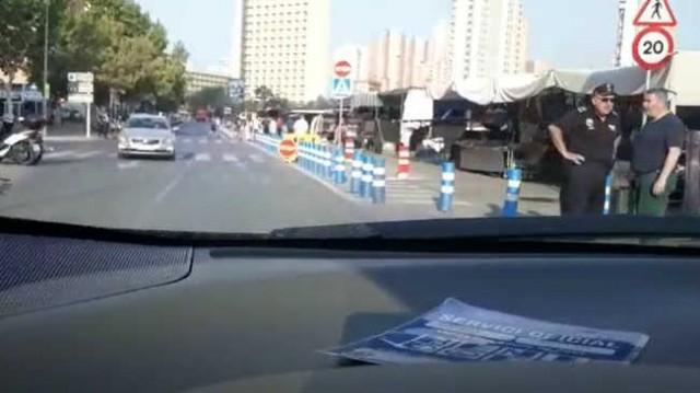 El líder de Cs en Benidorm 'vende' un logro al volante, con el móvil y saltándose un STOP