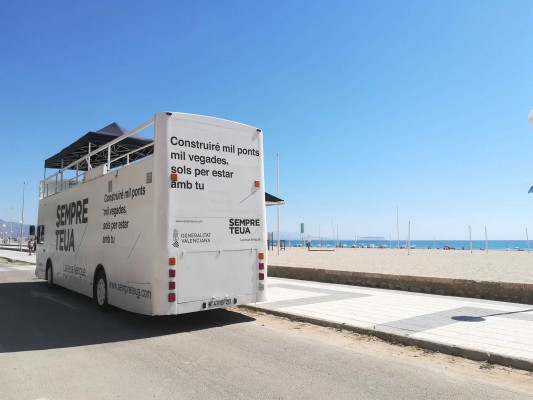 La campaña 'Sempre teua' para promocionar el valenciano llega a las playas repartiendo 20.000 bolsas y con dos avionetas