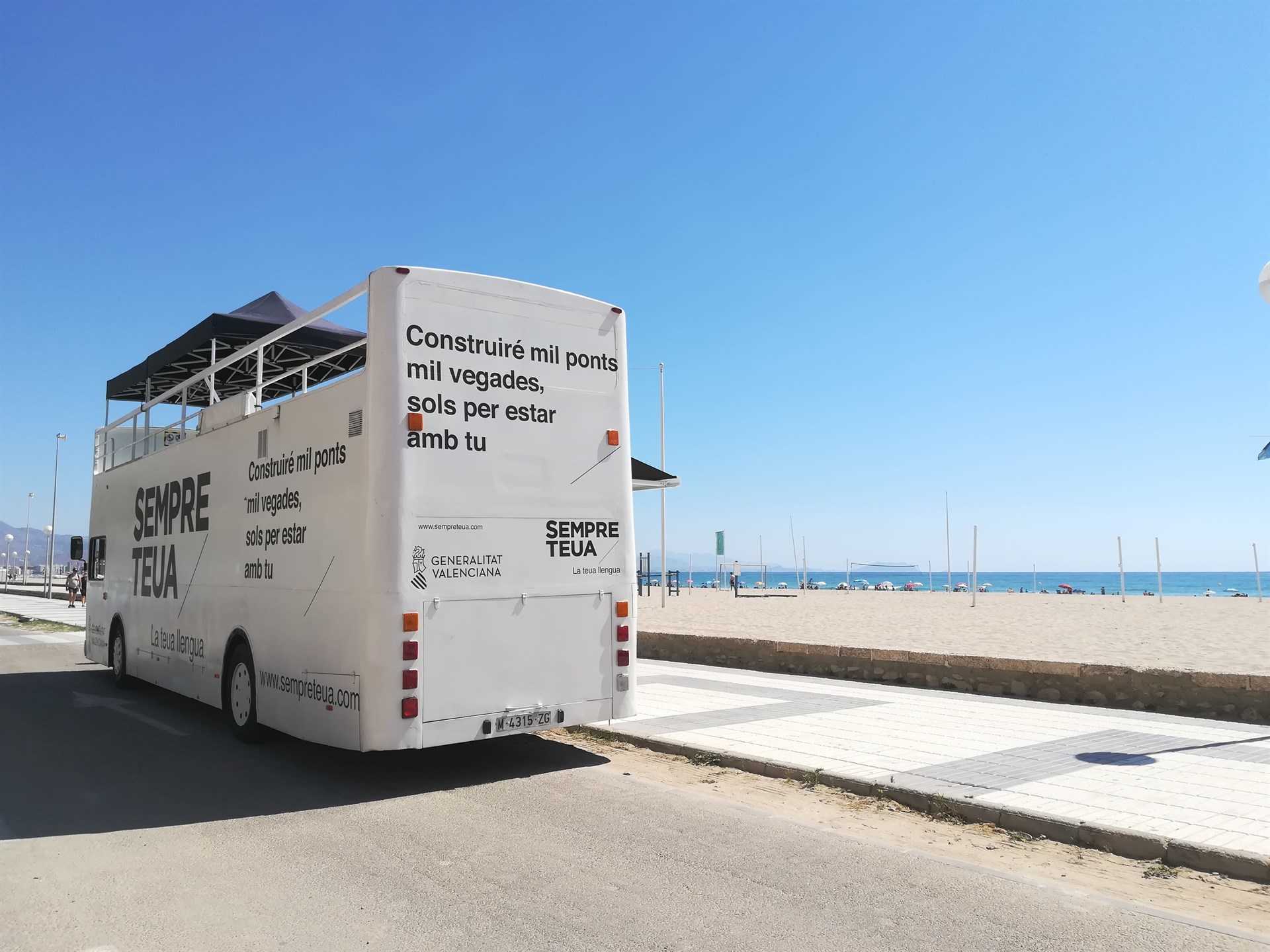 La campaña 'Sempre teua' para promocionar el valenciano llega a las playas repartiendo 20.000 bolsas y con dos avionetas