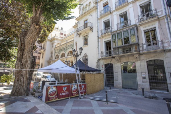 Compromís reclama un plan de usos para Gabriel Miró sin proscribir los veladores 