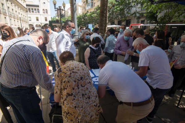 Recogida de firmas contra los indultos convocada por el PP en  Alicante (fotos RAFA MOLINA)