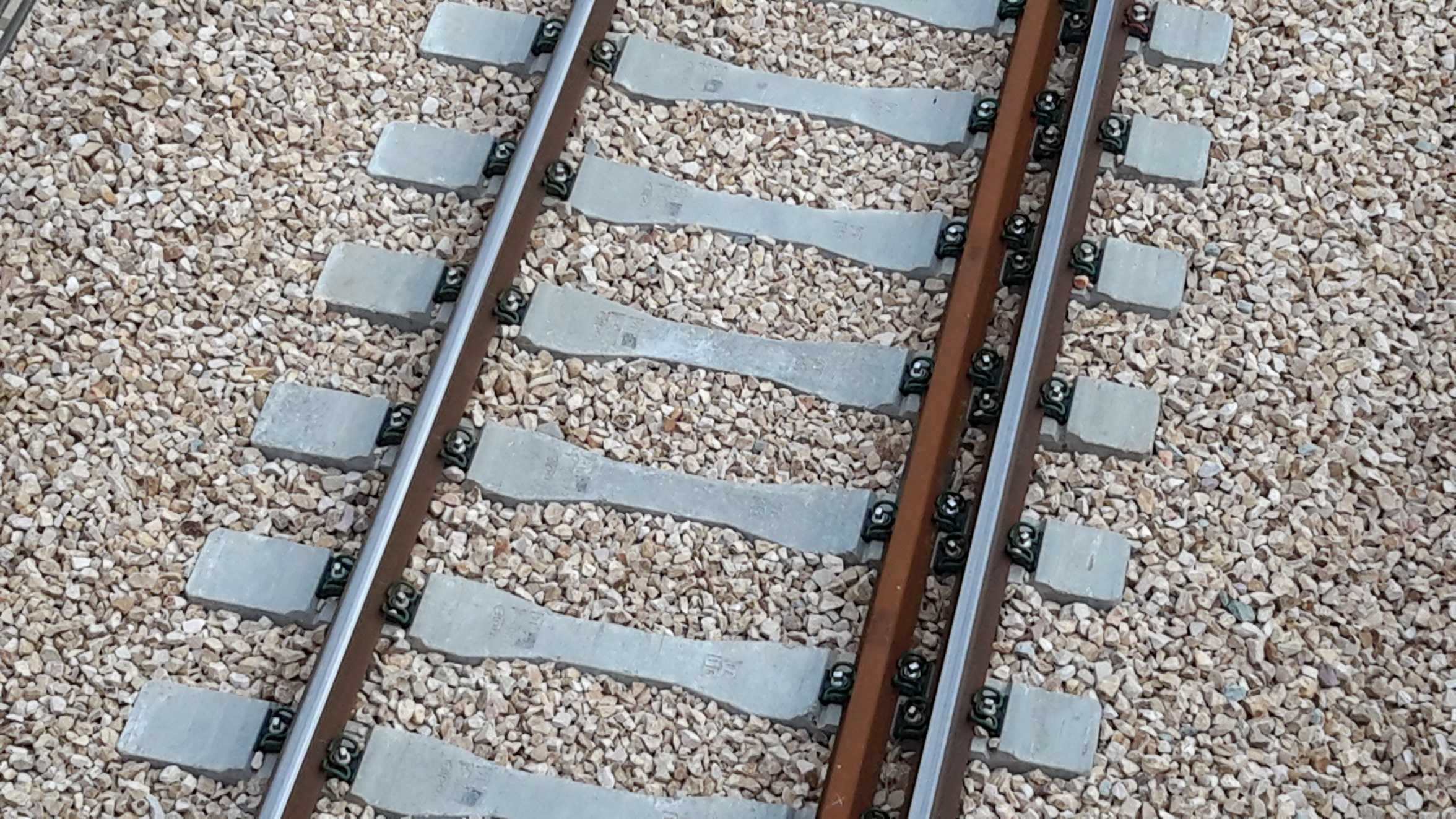 Tercer hilo que habilita el tránsito de ferrocarriles de ancho europeo en una vía de ancho ibérico - 