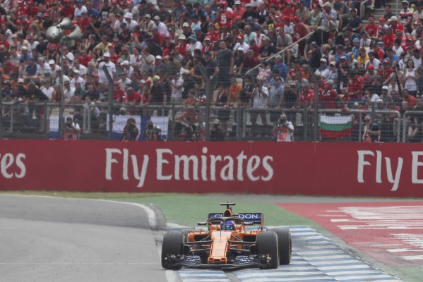 Alonso abandona en la última vuelta; Sainz, duodécimo

