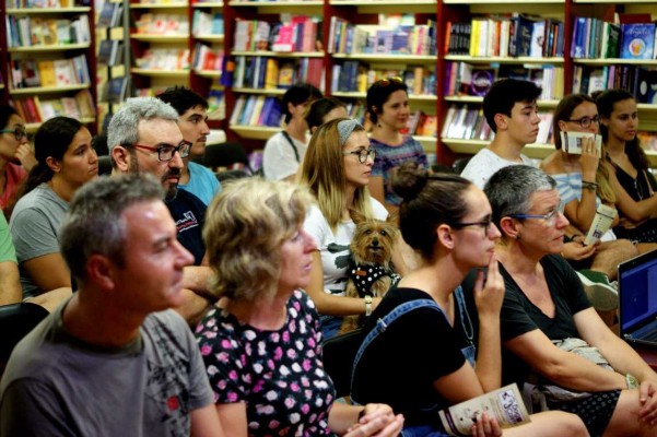Llibreries que encara fan front a Goliat: Argot celebra setze anys amb 3.000 imatges de Castelló