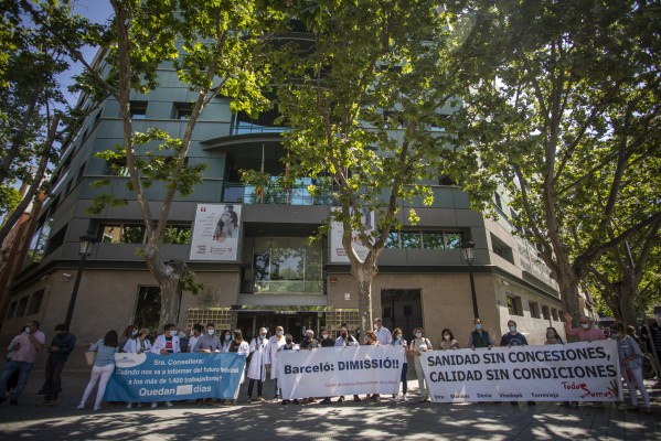 Concesiones y radiólogos se concentran frente a la Conselleria (Fotos: Eva Máñez)