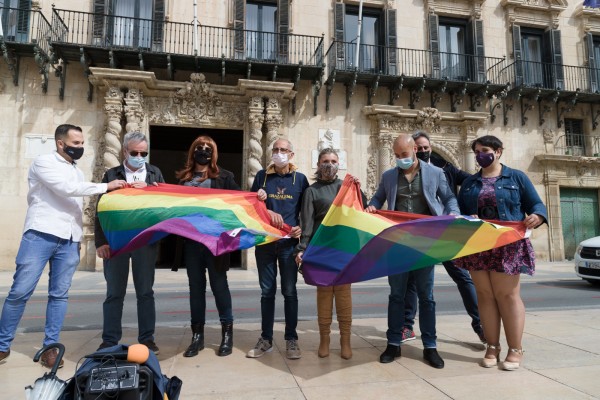Concentración contra las agresiones homófobas y la lgtbifobia en Alicante (Fotos: PEPE OLIVARES)