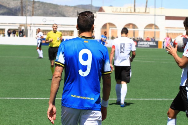 La RFEF decide este martes si hay dorsales fijos y camisetas con nombre en Segunda División B
