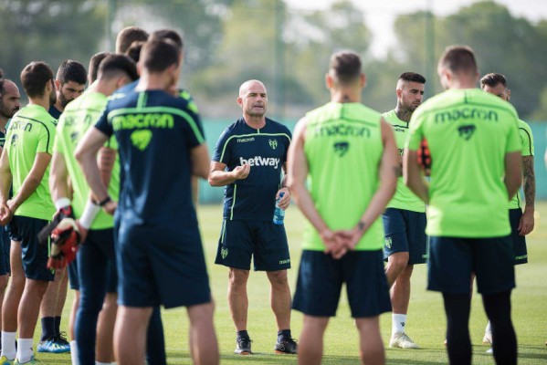 Aitor se entrena por primera vez con sus nuevos compañeros