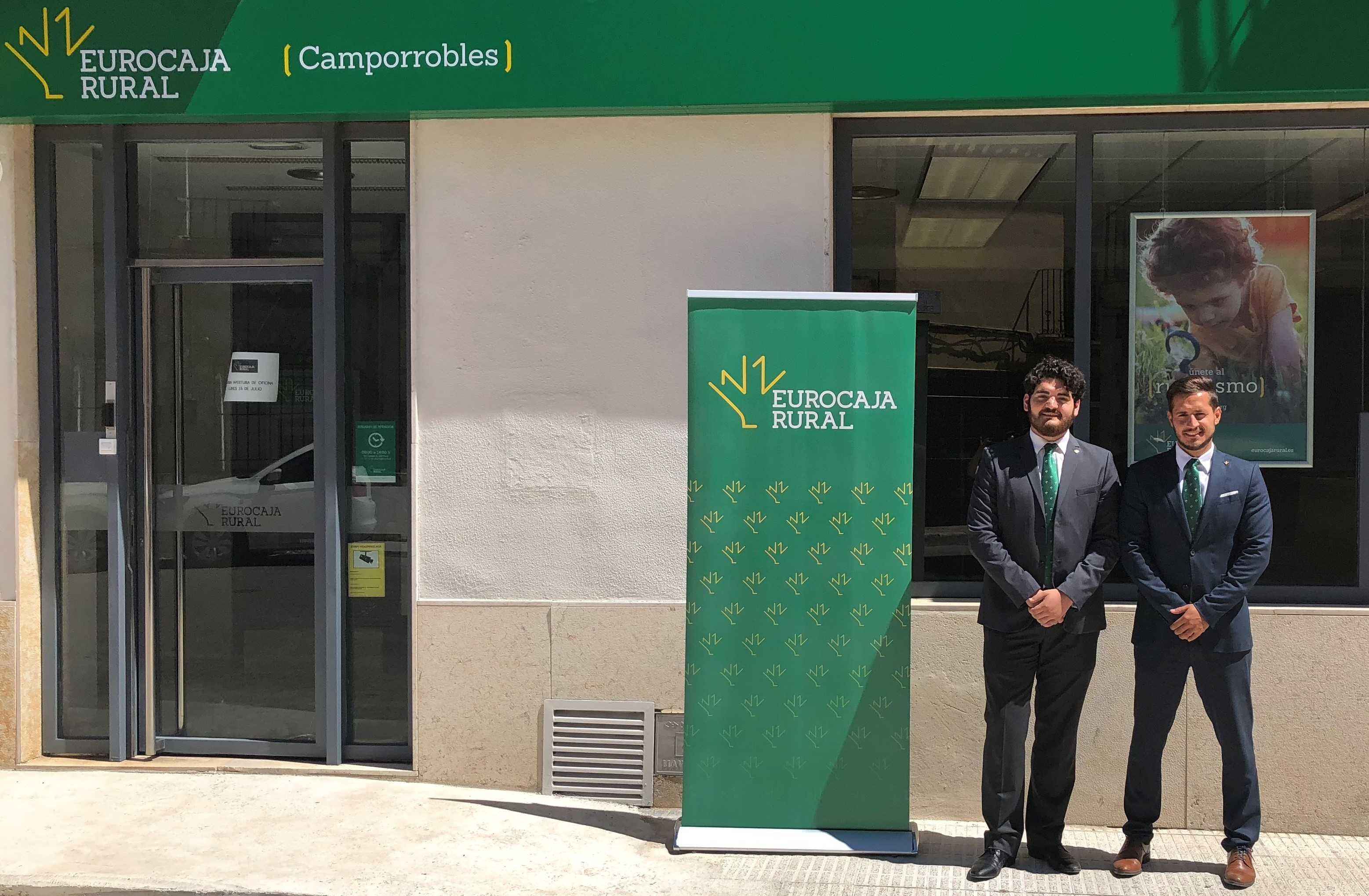 Gonzalo Moya, director de la oficina de Camporrobles, y David Hervás, director territorial de Eurocaja Rural en Valencia - 