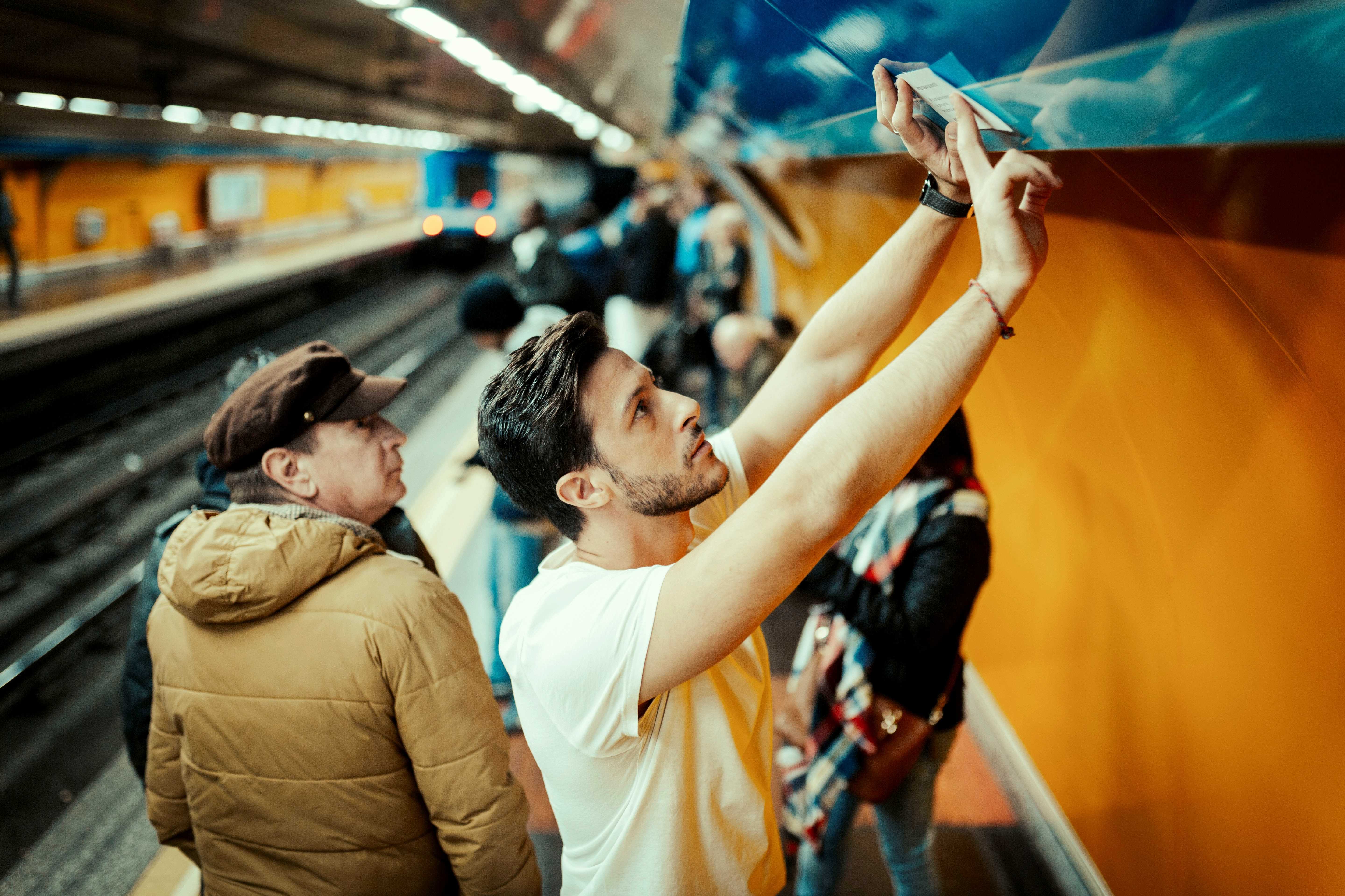 Jota Santatecla, el poeta valenciano que reviste el metro de Madrid con sus versos