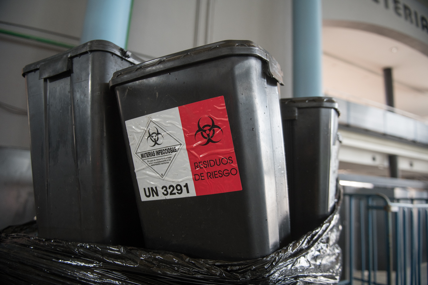 Almacenaje de residuos covid en IFA (Fotos: RAFA MOLINA)