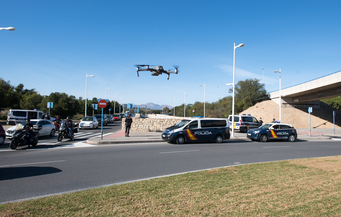 Controles policiales por el cierre perimetral de Alicante (fotos RAFA MOLINA)