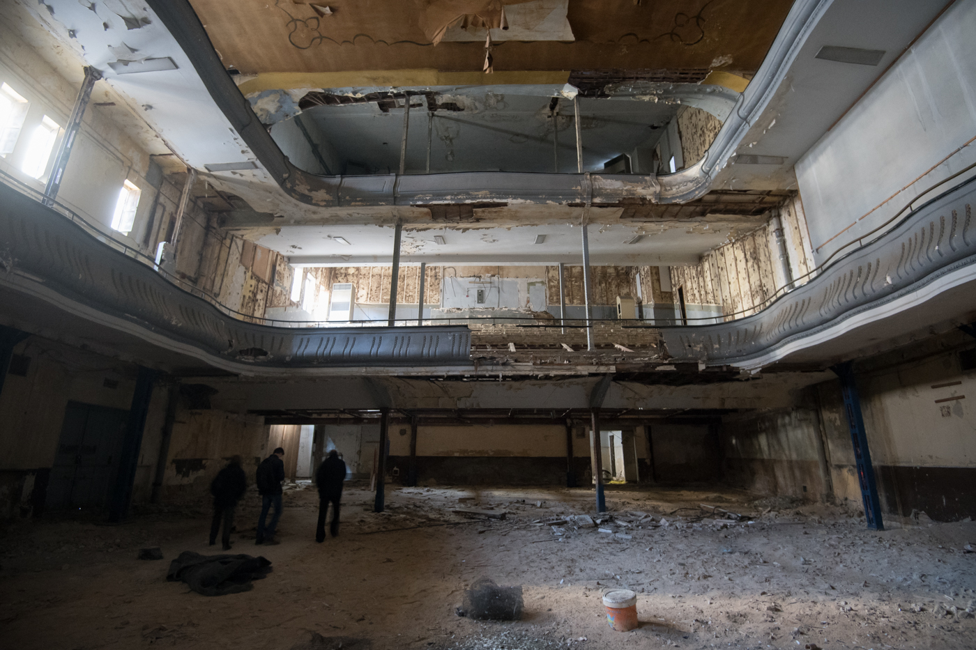 En las 'entrañas' del antiguo cine Ideal de Alicante (Fotos: RAFA MOLINA)