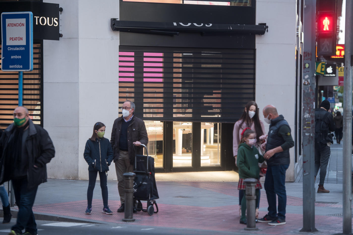 Primer día de cierre de los comercios a las 18:00 en Alicante (Fotos: RAFA MOLINA)