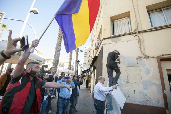 Alicante ejecuta el cambio de placas del callejero bajo la mirada de Alcaraz