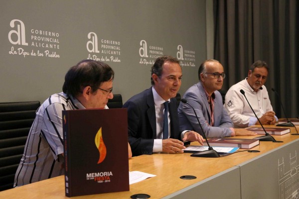 Un libro repasa los 90 años de historia de les Fogueres de Sant Joan