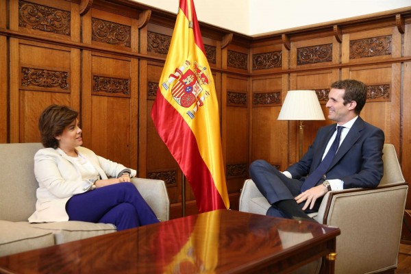 Santamaría pide a Casado que se respete su 43% de apoyos y acuerdan que sus equipos negocien la integración