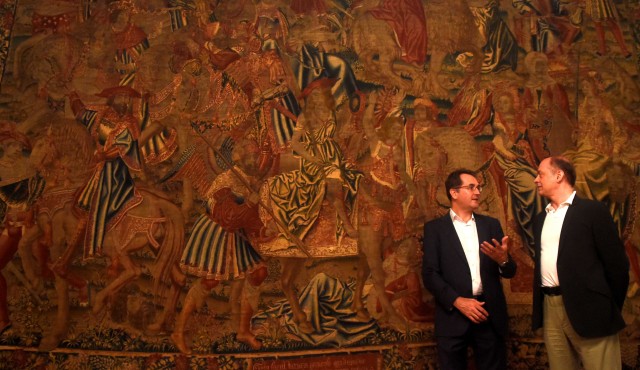 El Colegio del Patriarca recupera los dos últimos tapices del siglo XVI que urgía restaurar