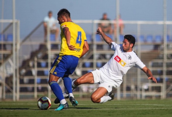 Derrota por la mínima ante el Cádiz en un partido de pretemporada exigente e igualado