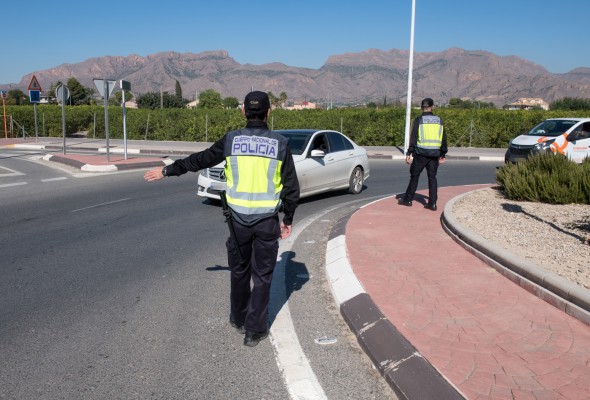Controles en Orihuela por el cierre perimetral de la Comunitat (fotos RAFA MOLINA)