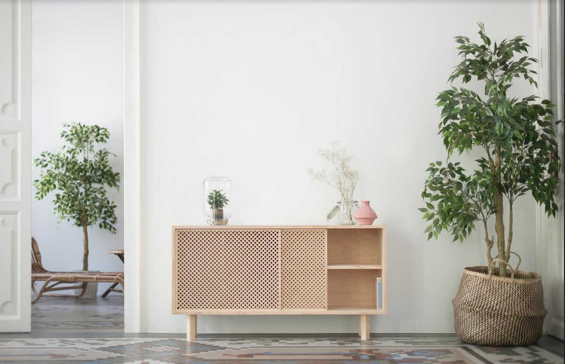 Una empresa valenciana diseña muebles con madera sin tratar que abarata los costes al consumidor final