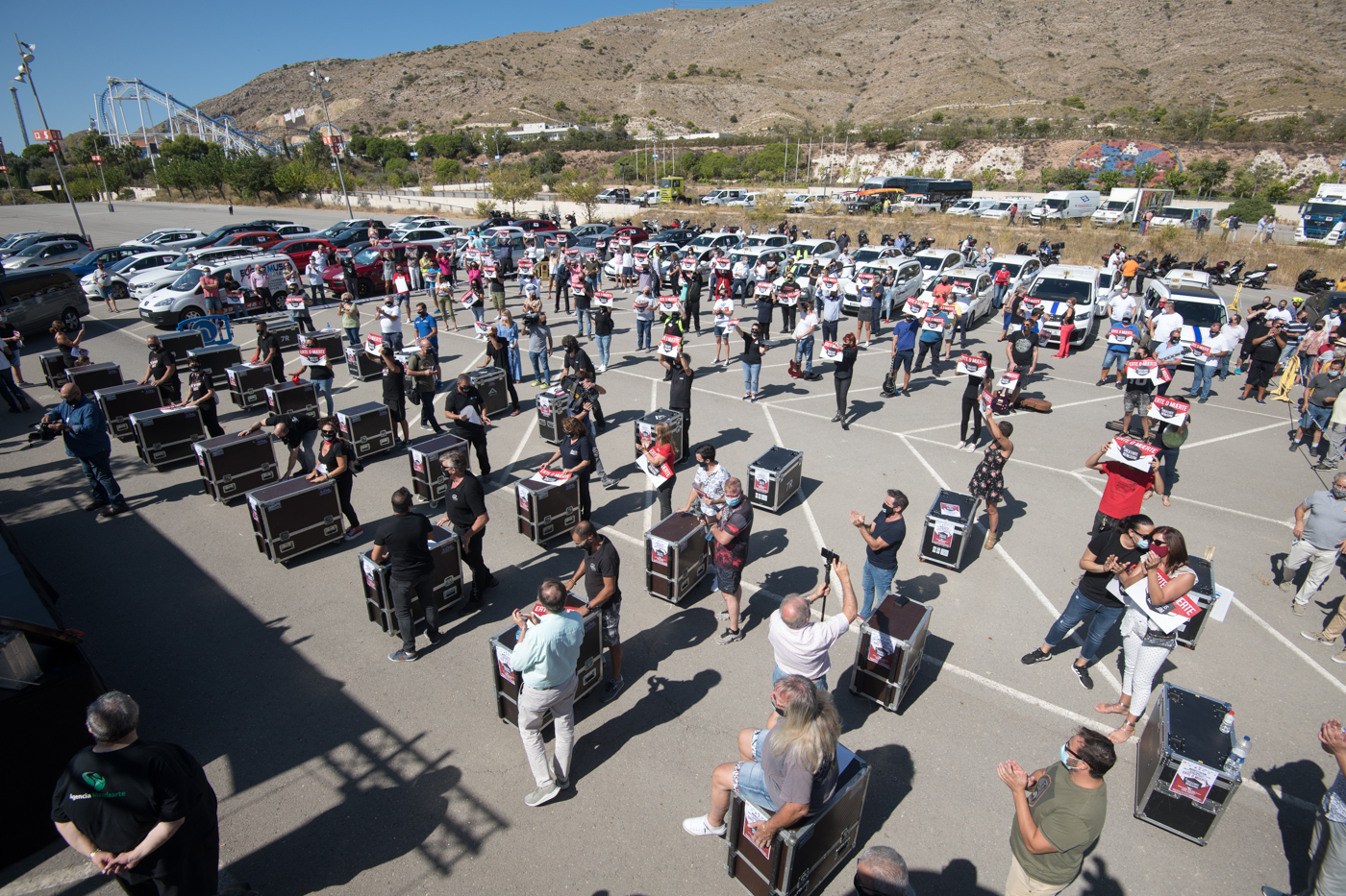 Protesta en vehículo de los empresarios turísticos de Benidorm (Fotos: RAFA MOLINA)