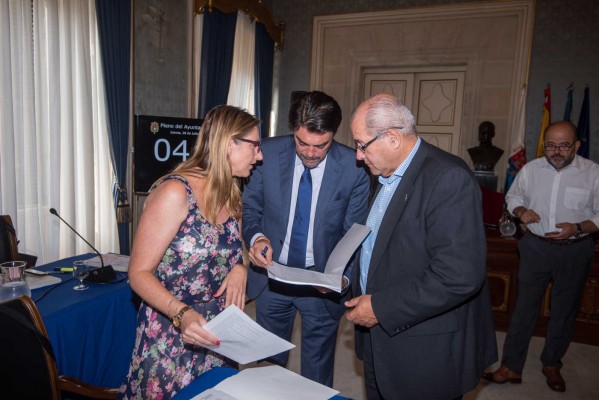 La oposición exige responsabilidades políticas al PP tras preadjudicar un contrato a un asesor