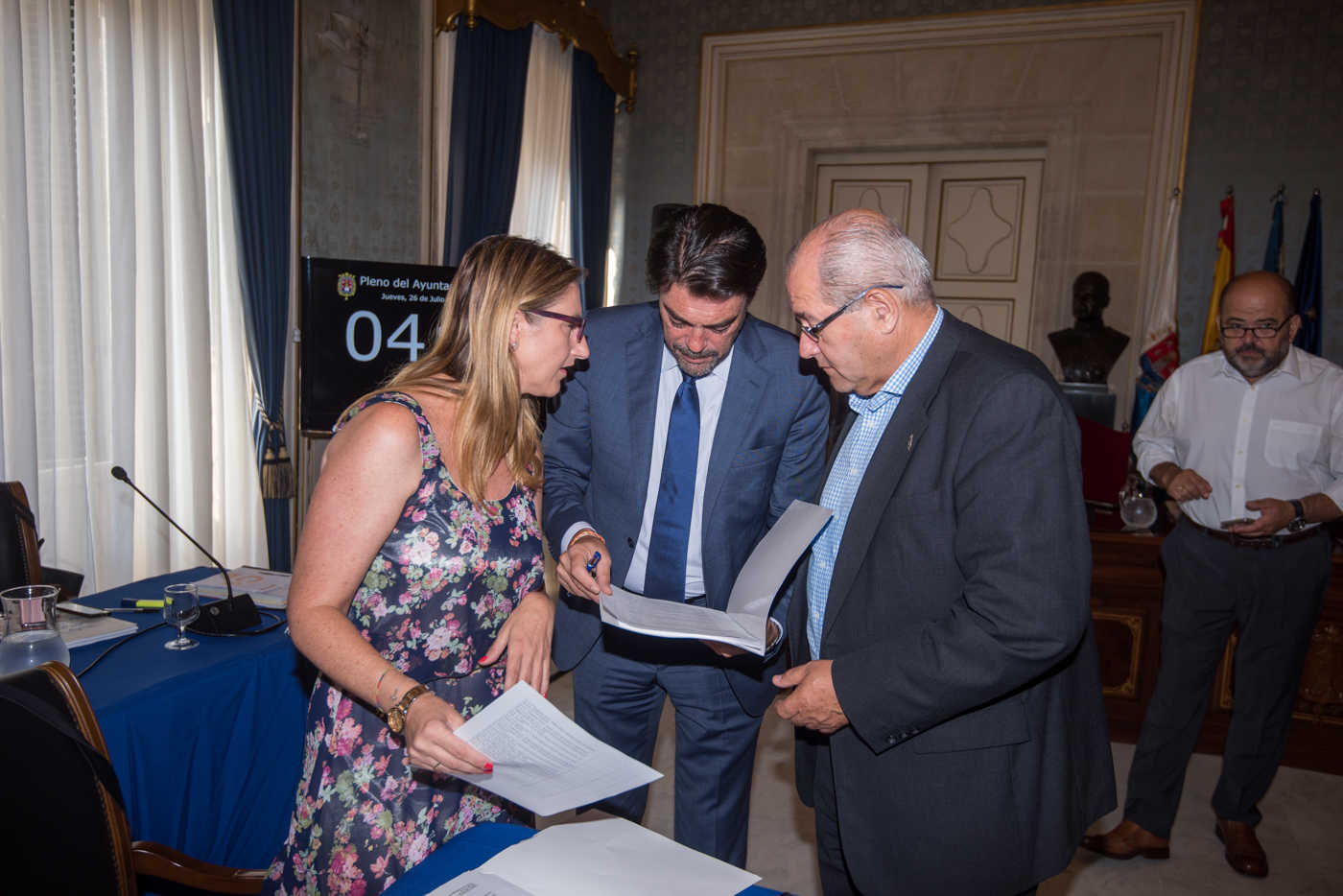 La oposición exige responsabilidades políticas al PP tras preadjudicar un contrato a un asesor