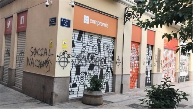 Aparecen pintadas con simbología nazi en la sede de Compromís en València