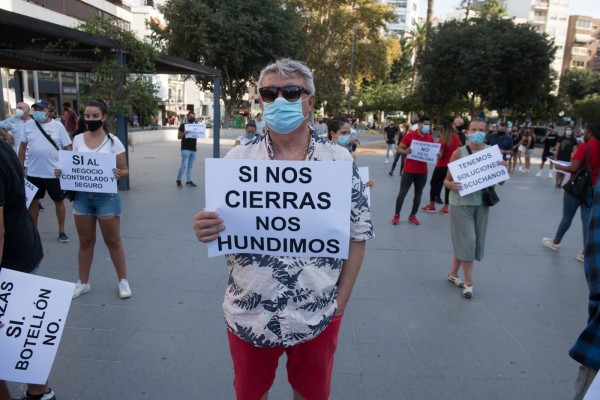 Concentración de hosteleros en Alicante (Fotos: RAFA MOLINA)