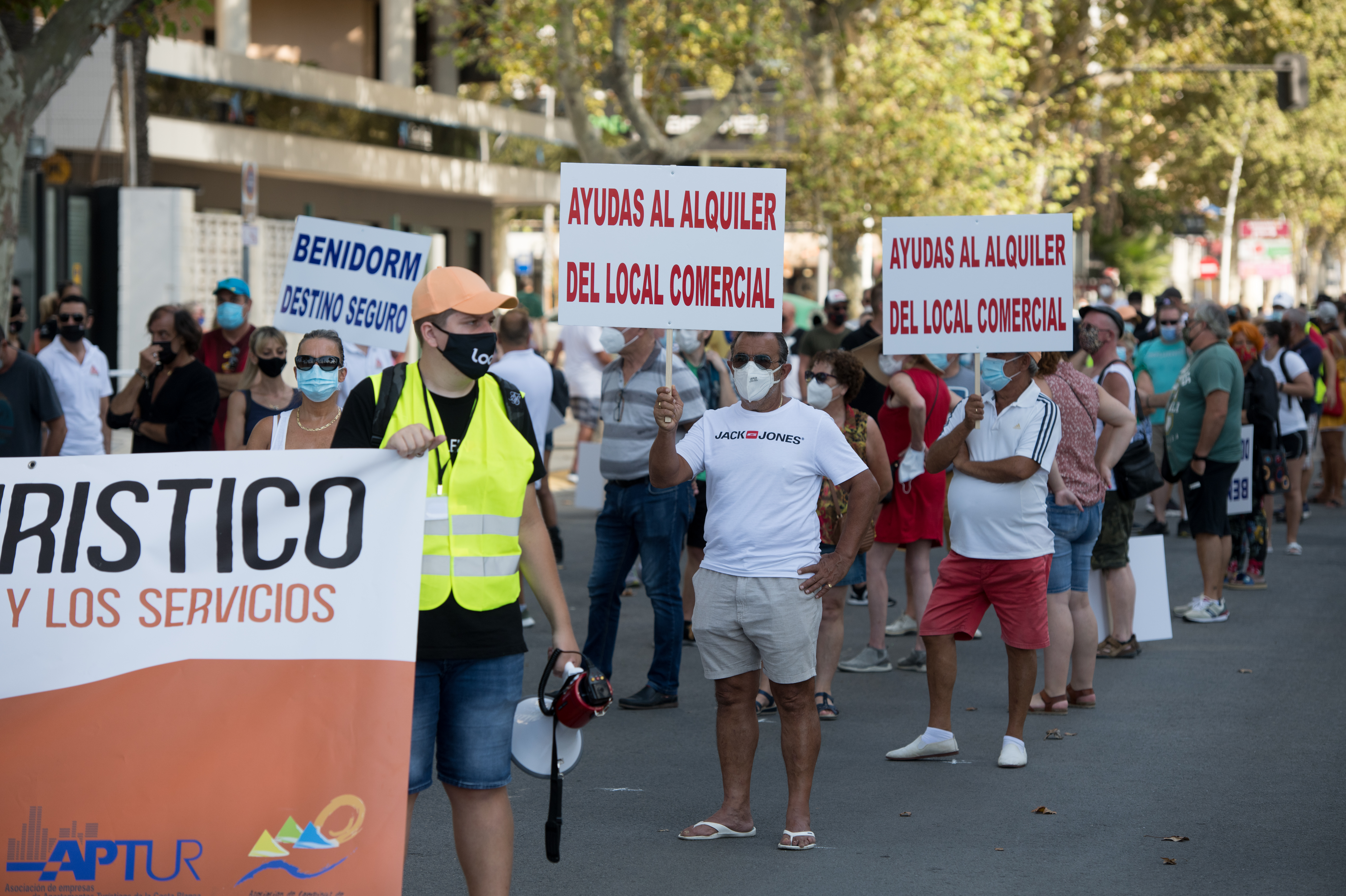Manifestación de apoyo a la hostelería en Benidorm (Fotos: RAFA MOLINA)