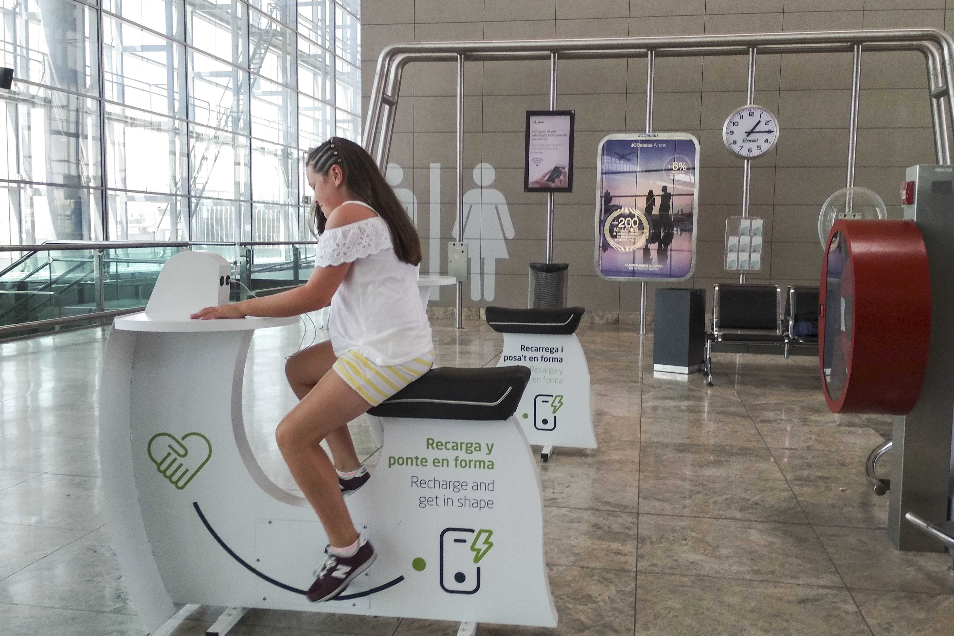 El aeropuerto de El Altet instala cuatro bicicletas para cargar el móvil de forma ecológica