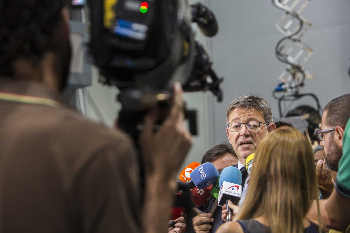 El presidente de la Generalitat, Ximo Puig, ante los medios de comunicación. Foto: EVA MÁÑEZ - 