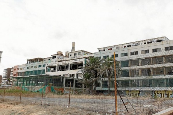 Elche recibe la

autorización de Costas para ejecutar
el vallado del Hotel de Arenales