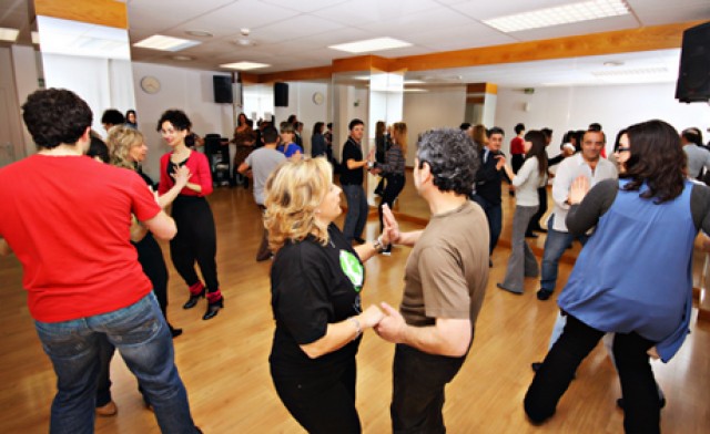 El baile latino puede tener beneficios para los mayores