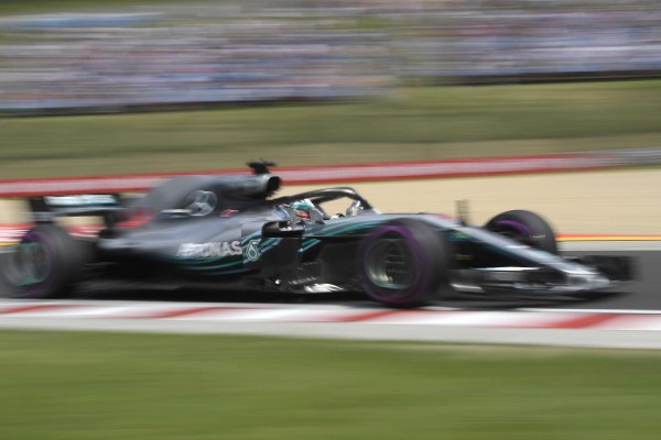 Hamilton firma la 'pole' bajo la lluvia en Hungría

