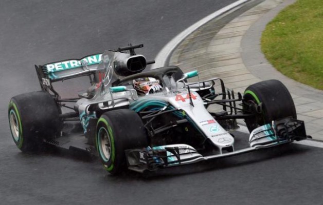 Hamilton firma la 'pole' bajo la lluvia en Hungría