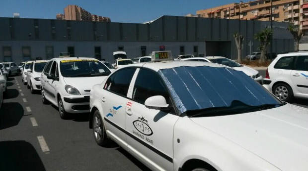Alicante se queda sin taxis: paro indefinido desde este domingo para limitar los VTC

