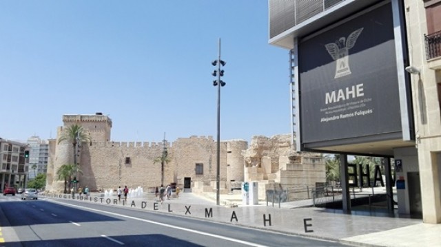 El MAHE, una bretxa a la plaça que supura història
