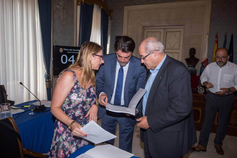 La empresa del exasesor de Barcala renuncia al concurso tras la polémica 
