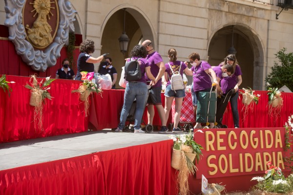 Ofrenda Solidaria en la Plaza del Ayuntamiento (FOTOS: RAFA MOLINA)