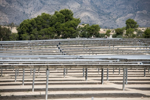 Puig visita la planta solar de X-Elio en Xixona (Fotos: RAFA MOLINA)