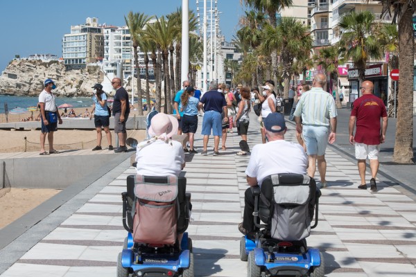 Primer día de playas abiertas en Benidorm (Fotos: RAFA MOLINA)
