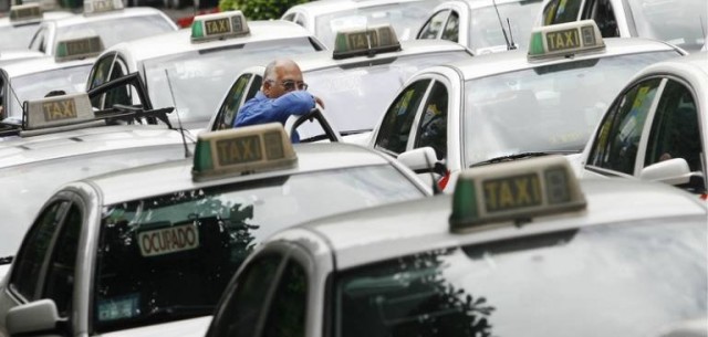 Asociaciones del taxi convocan una reunión para consensuar sus propuestas a Fomento