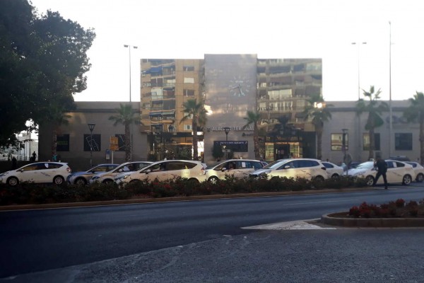 La huelga del taxi en Alicante, con servicios mínimos gratuitos, sorprende a los turistas