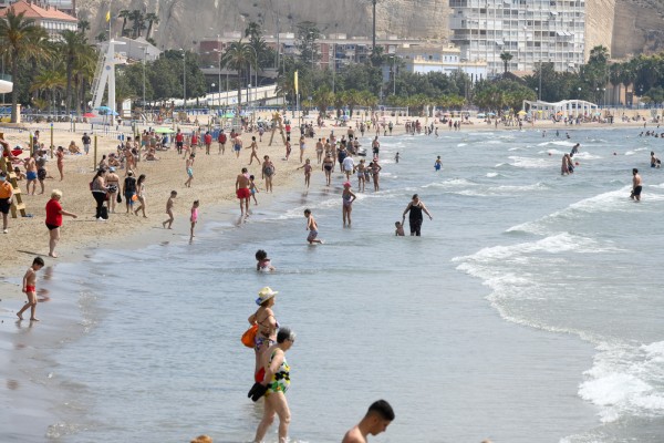 Primer sábado con las playas de Alicante abiertas (Fotos: RAFA MOLINA)
