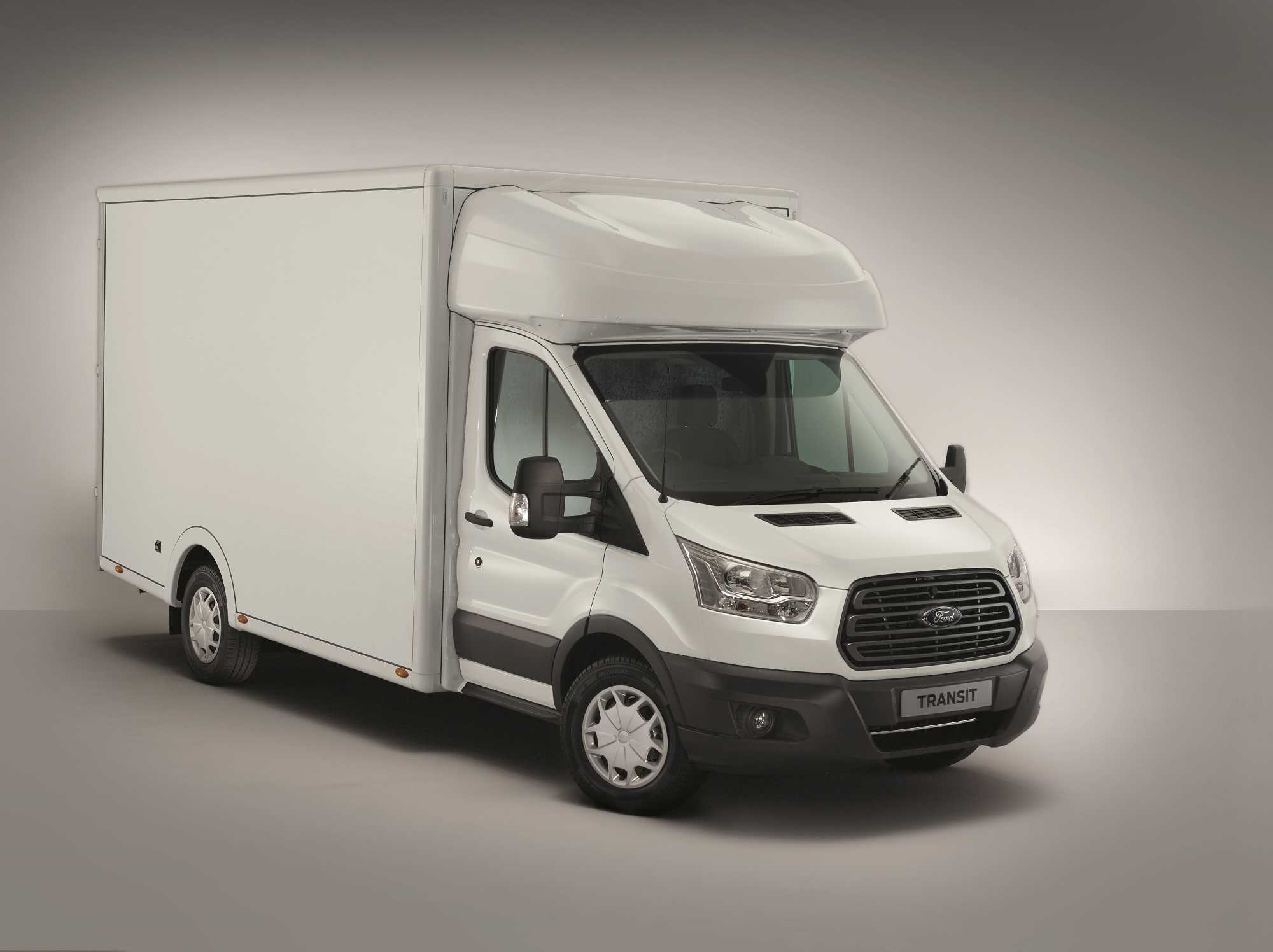 La nueva Ford Transit Chasis cabina de piso bajo ofrece una altura de carga menor para entregas más fáciles