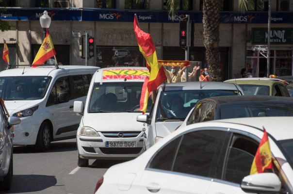 Manifestación de Vox en coche en Alicante (Fotos: Rafa Molina)