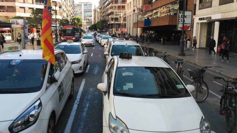 Taxistas bloquean la calle Colón de València, donde se ubica la sede de Delegación del Gobierno